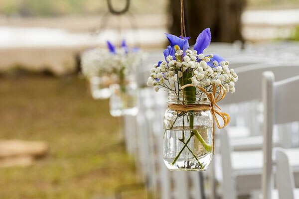 Floral hangings in mason jars Floral hangings in mason jars